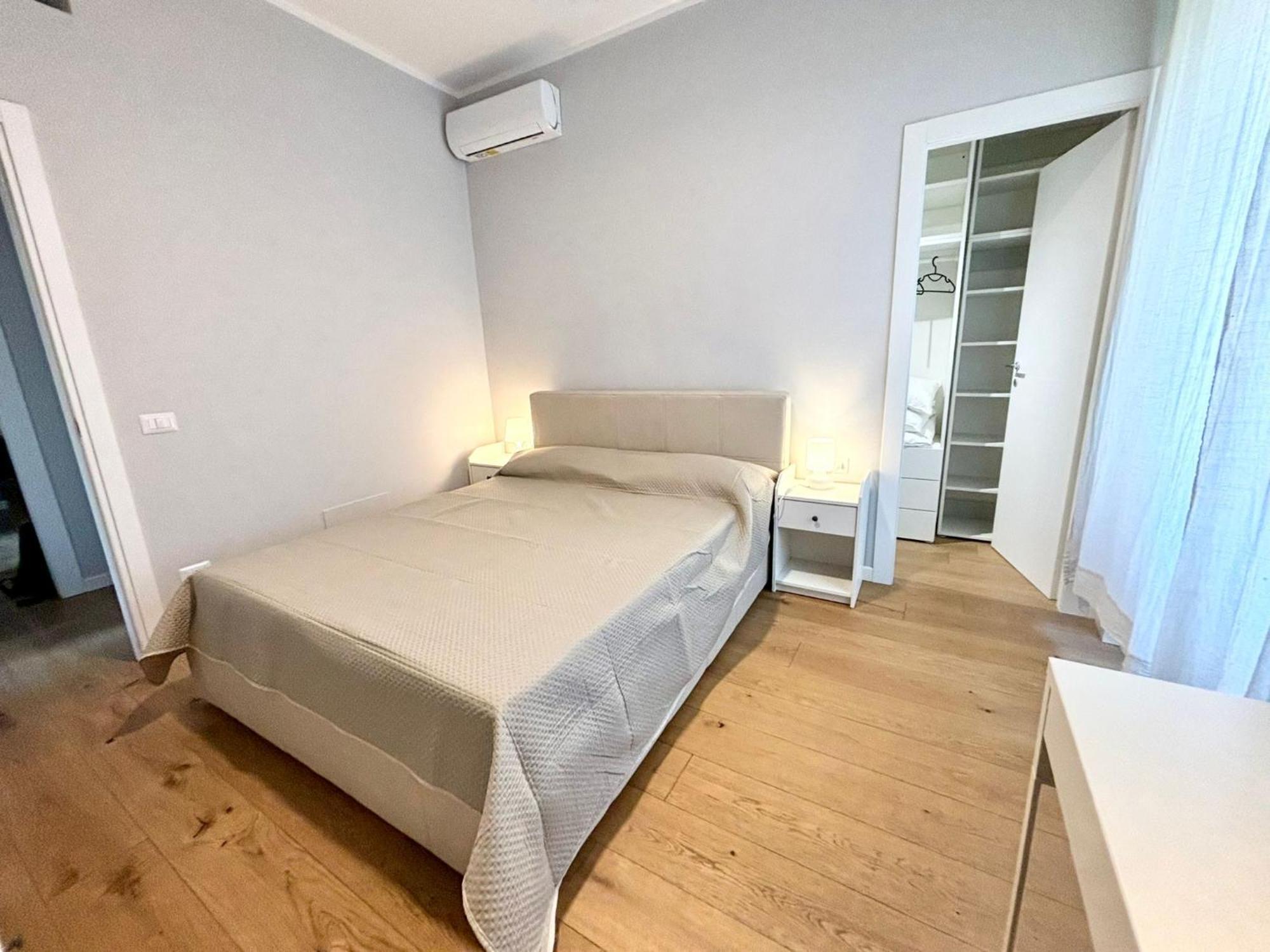 Good Living Apartment Rom